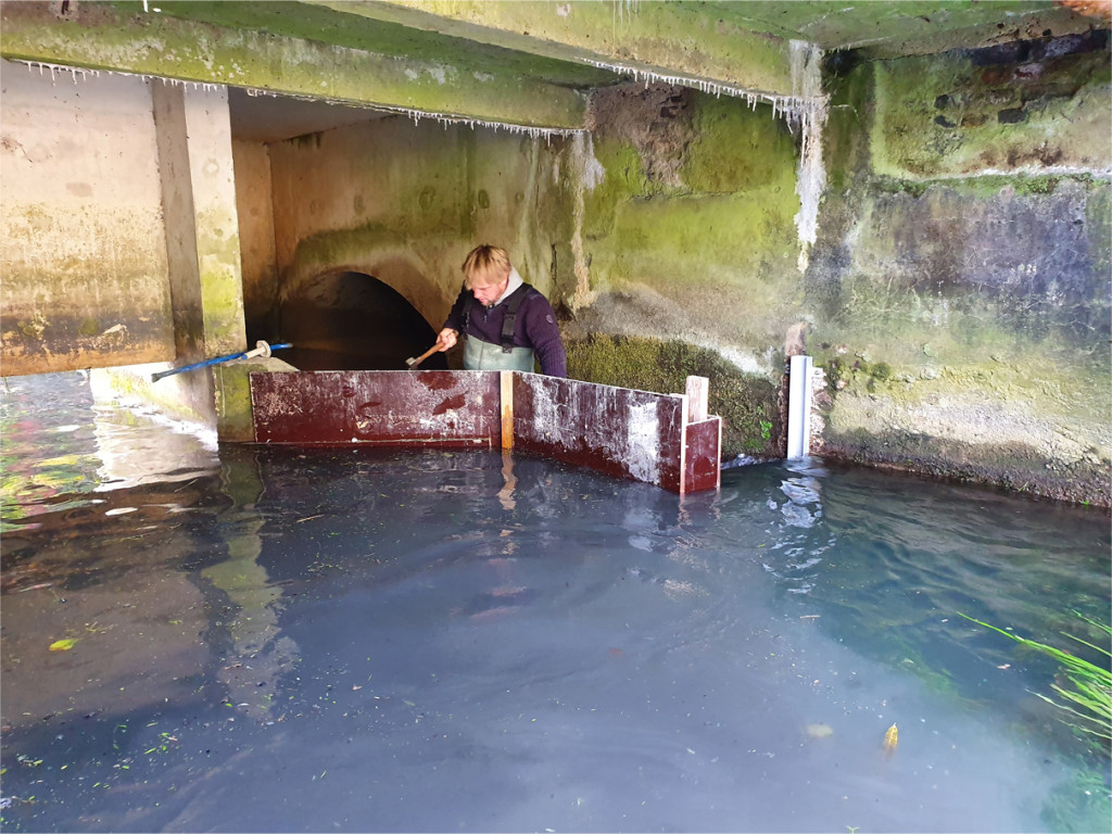 Coulage d'un mûr béton dans l'eau à Noyon